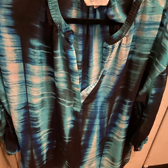 Gorgeous Vince Camuto Tie-Die Blouse - Picture 4 of 7